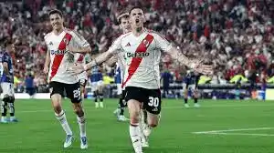 Franco Mastantuono celebrando un gol con la camiseta de River Plate